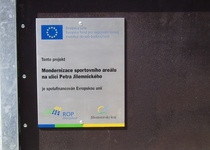 Venkovní hrací plocha s pískovištěm a umělým povrchem na ulici P. Jilemnického, Adamov III