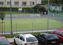 Venkovní hrací plocha s pískovištěm a umělým povrchem na ulici P. Jilemnického, Adamov III