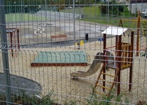 Venkovní hrací plocha s pískovištěm a umělým povrchem na ulici P. Jilemnického, Adamov III