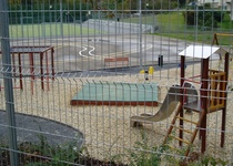 Venkovní hrací plocha s pískovištěm a umělým povrchem na ulici P. Jilemnického, Adamov III