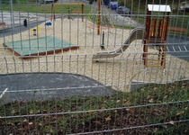 Venkovní hrací plocha s pískovištěm a umělým povrchem na ulici P. Jilemnického, Adamov III