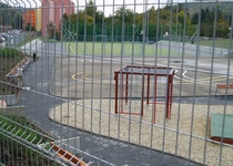 Venkovní hrací plocha s pískovištěm a umělým povrchem na ulici P. Jilemnického, Adamov III