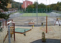 Venkovní hrací plocha s pískovištěm a umělým povrchem na ulici P. Jilemnického, Adamov III