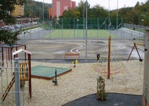 Venkovní hrací plocha s pískovištěm a umělým povrchem na ulici P. Jilemnického, Adamov III