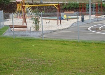 Venkovní hrací plocha s pískovištěm a umělým povrchem na ulici P. Jilemnického, Adamov III