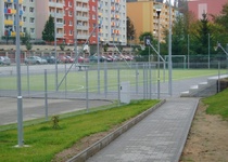 Venkovní hrací plocha s pískovištěm a umělým povrchem na ulici P. Jilemnického, Adamov III