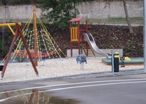 Venkovní hrací plocha s pískovištěm a umělým povrchem na ulici P. Jilemnického, Adamov III