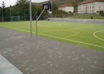 Venkovní hrací plocha s pískovištěm a umělým povrchem na ulici P. Jilemnického, Adamov III