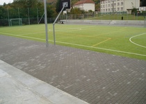 Venkovní hrací plocha s pískovištěm a umělým povrchem na ulici P. Jilemnického, Adamov III