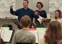 Krok za oponu s operním orchestrem...