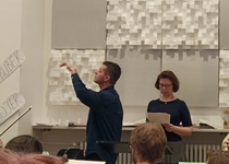 Krok za oponu s operním orchestrem...