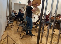 Krok za oponu s operním orchestrem...