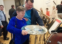 Krok za oponu s operním orchestrem...