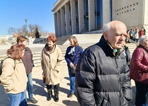 Krok za oponu s operním orchestrem...