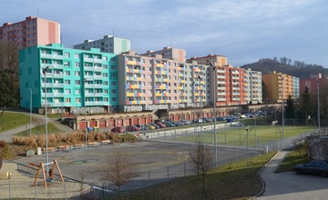 Upozornění na údržbu umělého povrchu na hřišti P. Jilemnického