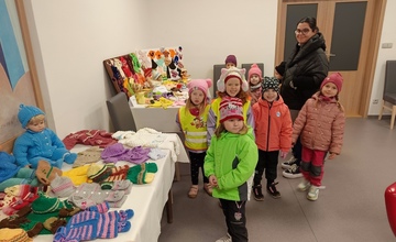 Děti mezi panenkami...