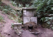 Turisté se starají o studánku U Psa.