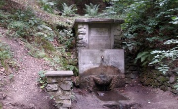 Turisté se starají o studánku U Psa.