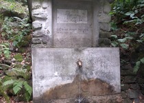 Turisté se starají o studánku U Psa.