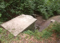 Turisté se starají o studánku U Psa.