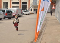 V mrazivém větrném počasí zvítězili manželé Puklovi