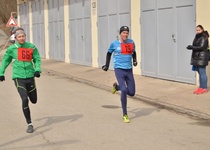 V mrazivém větrném počasí zvítězili manželé Puklovi