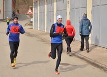 V mrazivém větrném počasí zvítězili manželé Puklovi