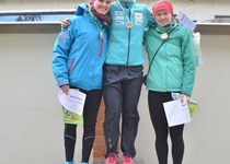 V mrazivém větrném počasí zvítězili manželé Puklovi