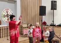 Brněnské písničkové tetiny hrály a zpívaly s dětmi o jaru...